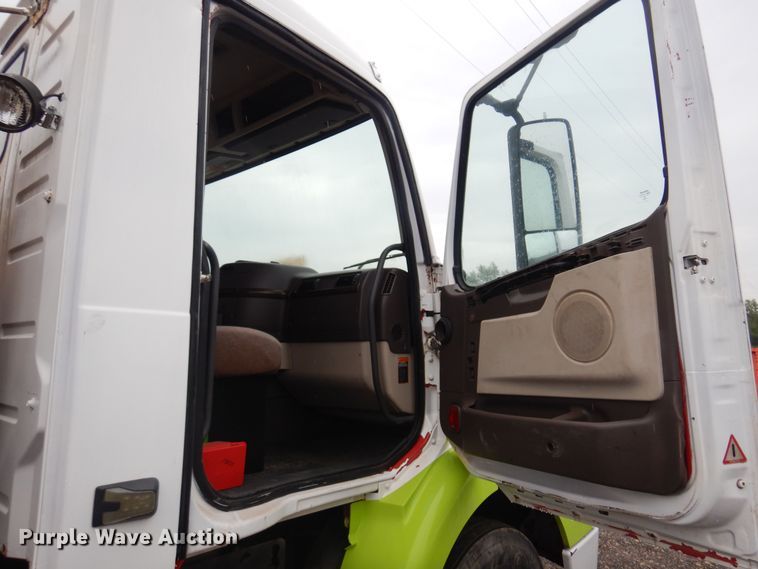 image for item DO3162 2012 Volvo VNM  flatbed truck