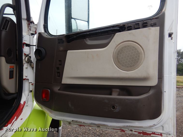 image for item DO3162 2012 Volvo VNM  flatbed truck