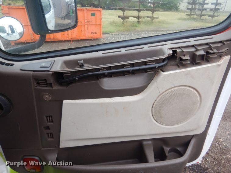 image for item DO3162 2012 Volvo VNM  flatbed truck