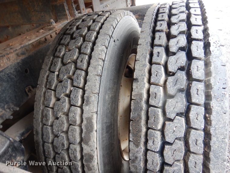 image for item DO3162 2012 Volvo VNM  flatbed truck