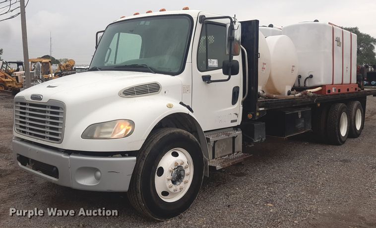 image for item DO3163 2007 Freightliner Business Classic M2  flatbed truck