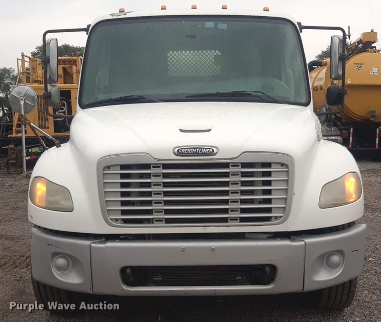 image for item DO3163 2007 Freightliner Business Classic M2  flatbed truck