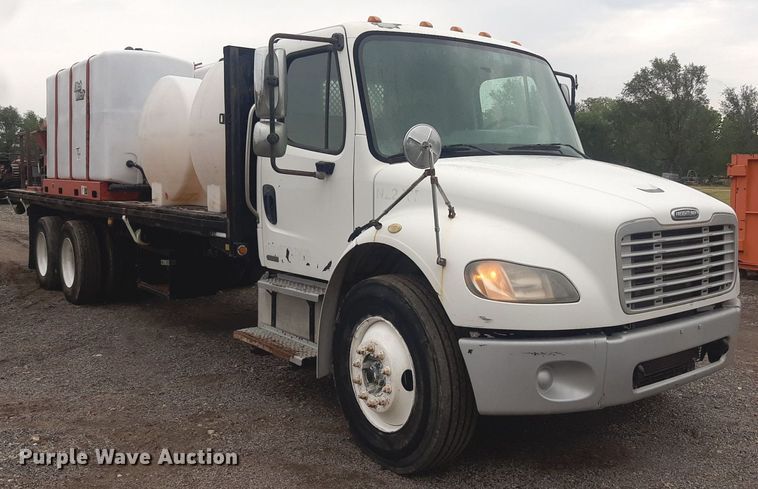 image for item DO3163 2007 Freightliner Business Classic M2  flatbed truck
