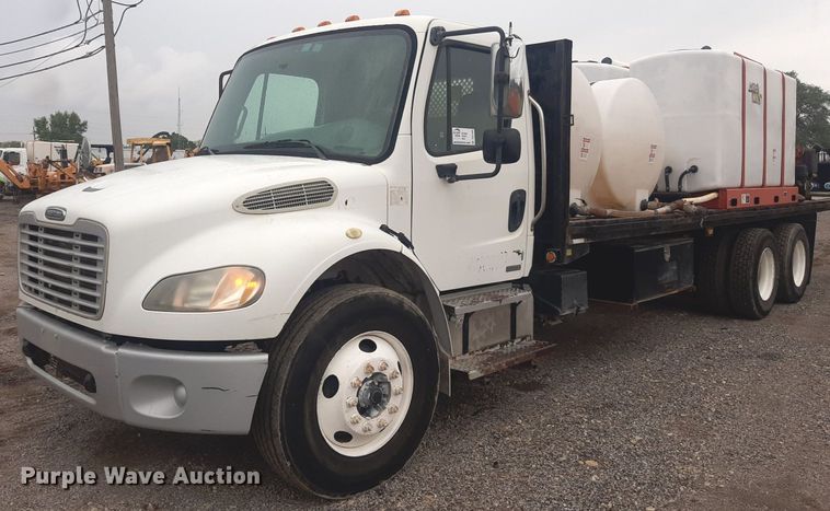 image for item DO3163 2007 Freightliner Business Classic M2  flatbed truck