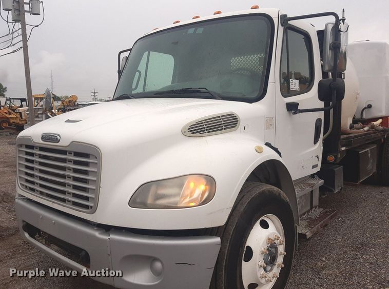 image for item DO3163 2007 Freightliner Business Classic M2  flatbed truck