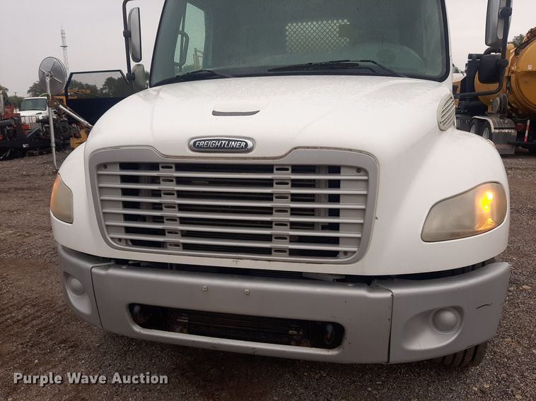 image for item DO3163 2007 Freightliner Business Classic M2  flatbed truck