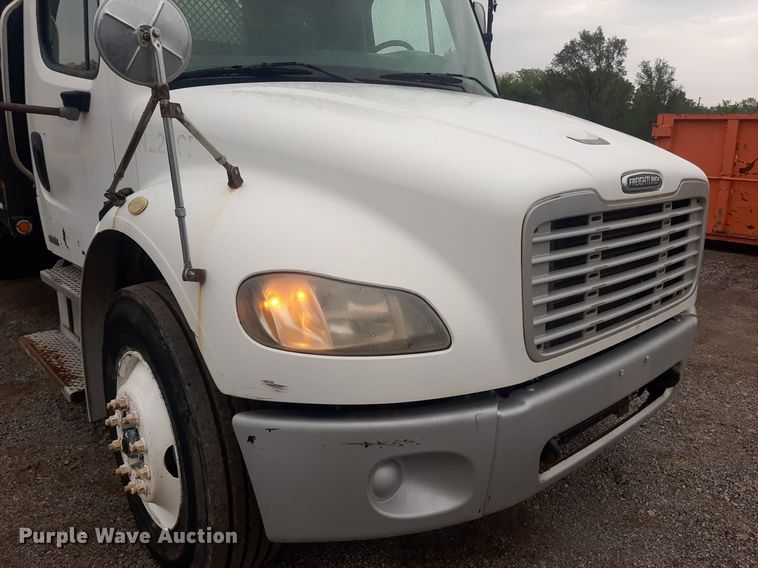 image for item DO3163 2007 Freightliner Business Classic M2  flatbed truck