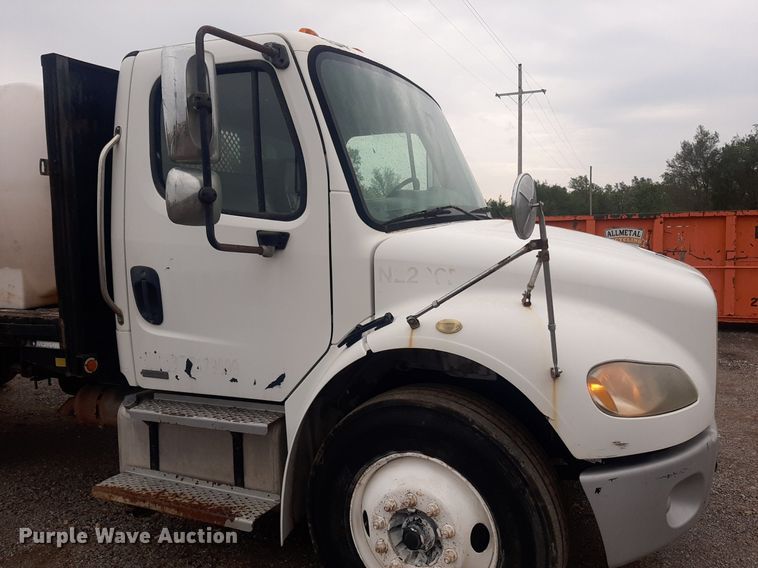 image for item DO3163 2007 Freightliner Business Classic M2  flatbed truck