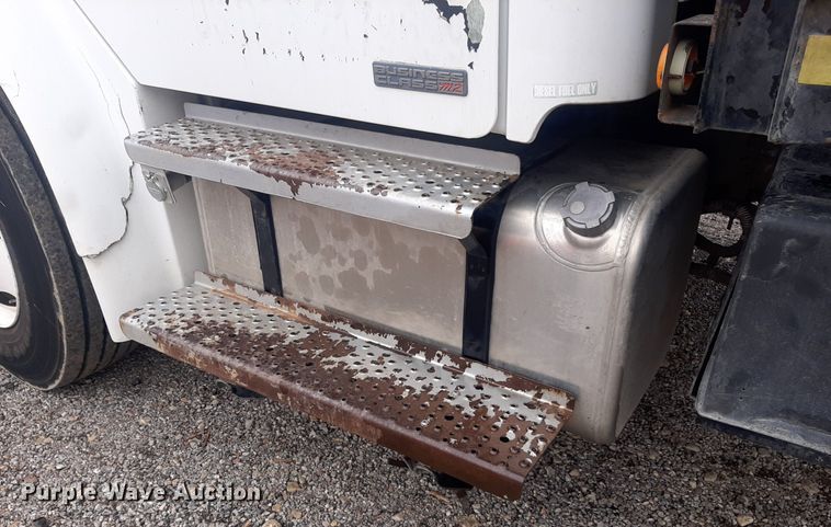 image for item DO3163 2007 Freightliner Business Classic M2  flatbed truck