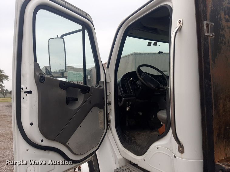 image for item DO3163 2007 Freightliner Business Classic M2  flatbed truck