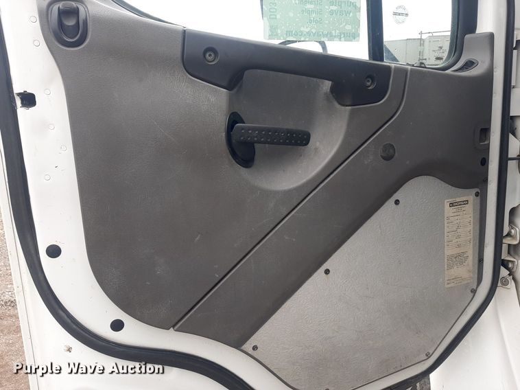 image for item DO3163 2007 Freightliner Business Classic M2  flatbed truck