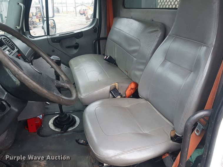 image for item DO3163 2007 Freightliner Business Classic M2  flatbed truck