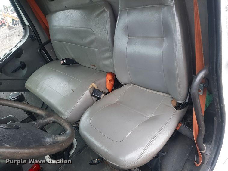 image for item DO3163 2007 Freightliner Business Classic M2  flatbed truck