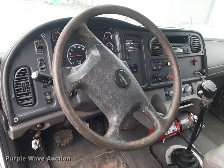 image for item DO3163 2007 Freightliner Business Classic M2  flatbed truck