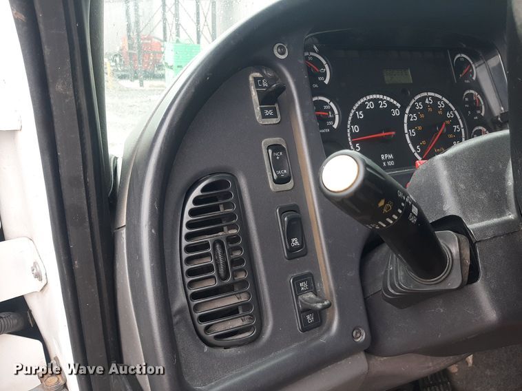 image for item DO3163 2007 Freightliner Business Classic M2  flatbed truck