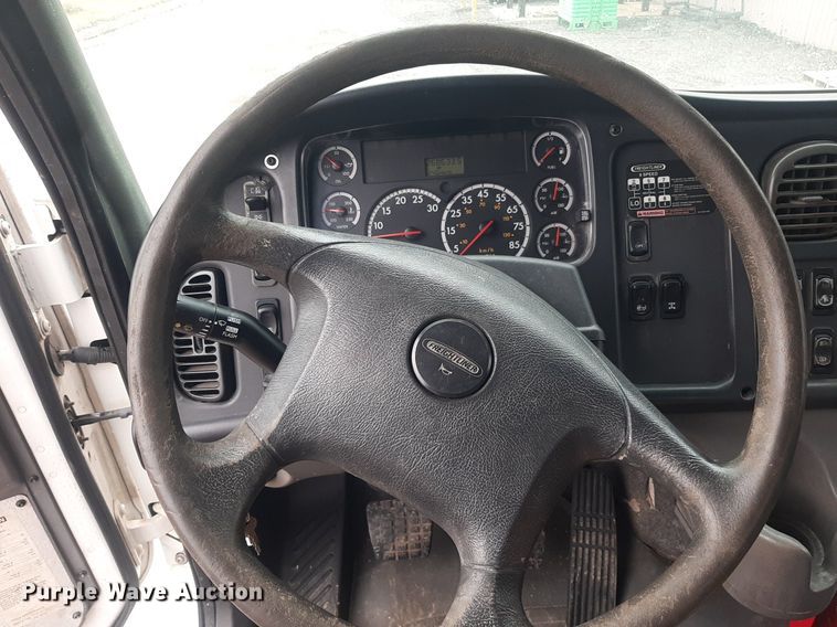 image for item DO3163 2007 Freightliner Business Classic M2  flatbed truck