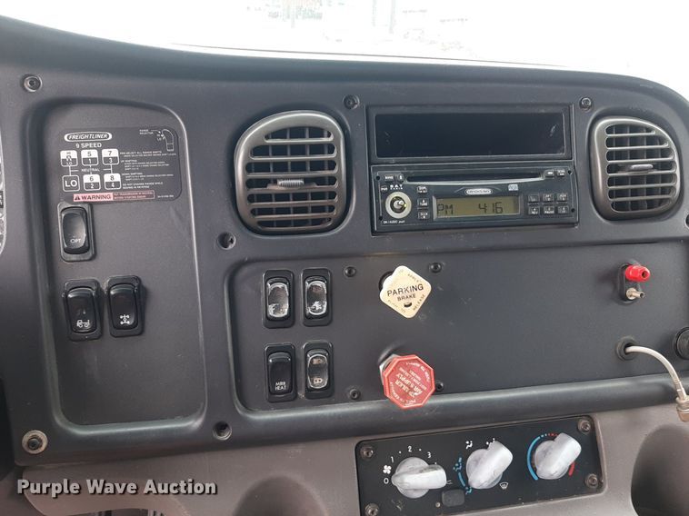 image for item DO3163 2007 Freightliner Business Classic M2  flatbed truck