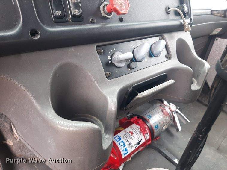 image for item DO3163 2007 Freightliner Business Classic M2  flatbed truck