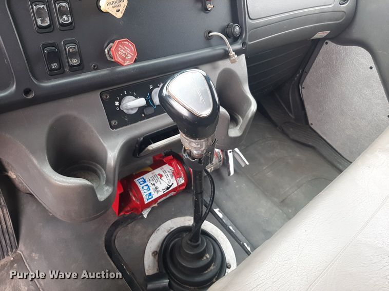 image for item DO3163 2007 Freightliner Business Classic M2  flatbed truck