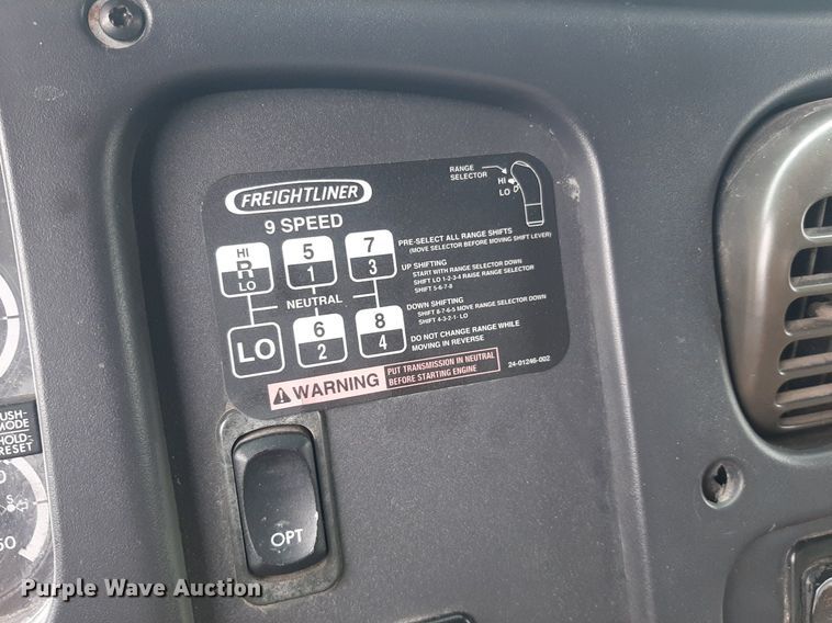 image for item DO3163 2007 Freightliner Business Classic M2  flatbed truck