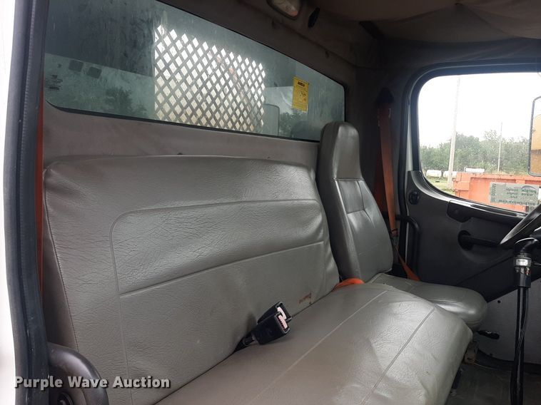 image for item DO3163 2007 Freightliner Business Classic M2  flatbed truck