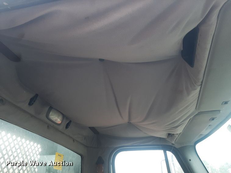 image for item DO3163 2007 Freightliner Business Classic M2  flatbed truck