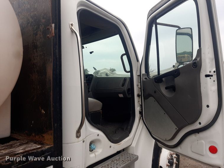 image for item DO3163 2007 Freightliner Business Classic M2  flatbed truck