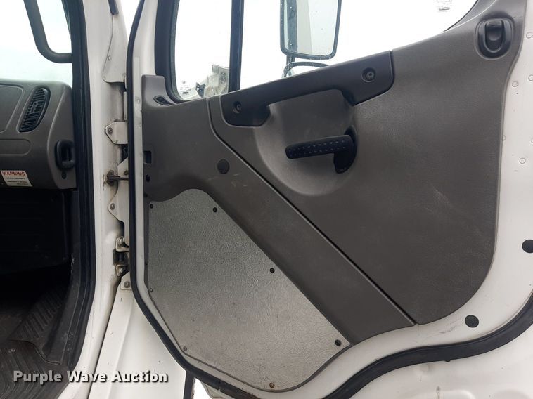 image for item DO3163 2007 Freightliner Business Classic M2  flatbed truck