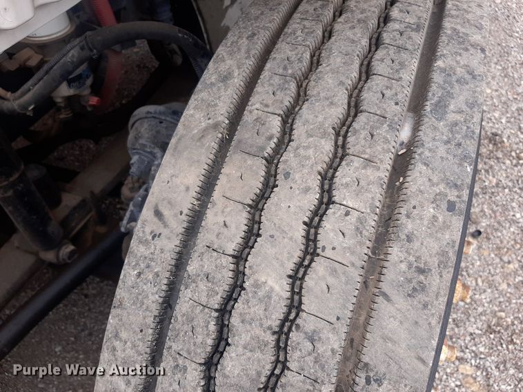 image for item DO3163 2007 Freightliner Business Classic M2  flatbed truck