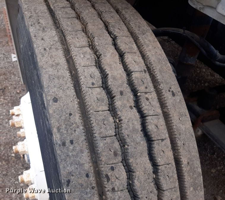 image for item DO3163 2007 Freightliner Business Classic M2  flatbed truck