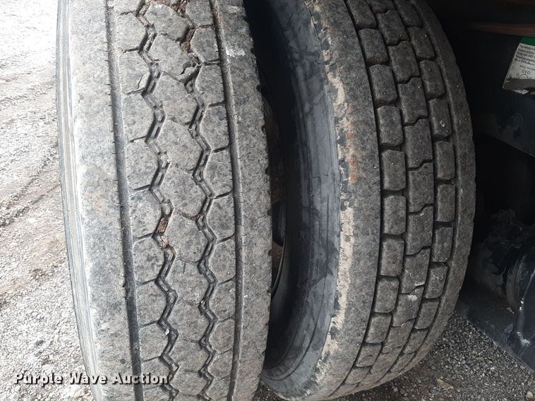 image for item DO3163 2007 Freightliner Business Classic M2  flatbed truck