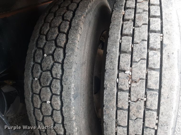 image for item DO3163 2007 Freightliner Business Classic M2  flatbed truck