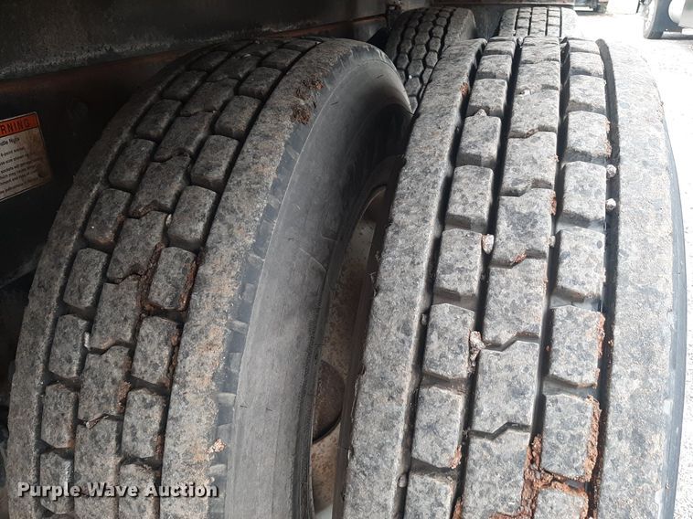 image for item DO3163 2007 Freightliner Business Classic M2  flatbed truck