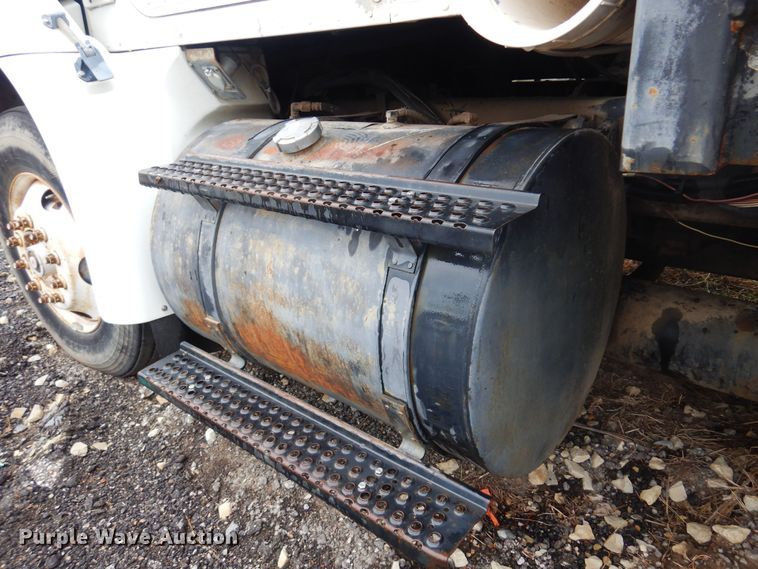 image for item DO3164 1998 International 9100  flatbed truck