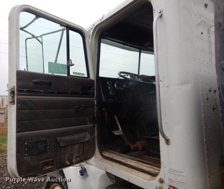 image for item DO3164 1998 International 9100  flatbed truck