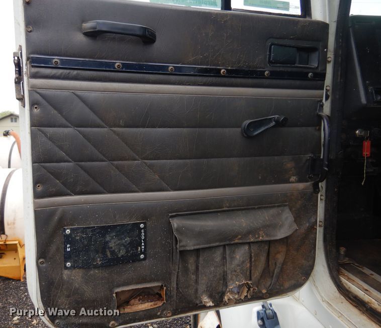 image for item DO3164 1998 International 9100  flatbed truck