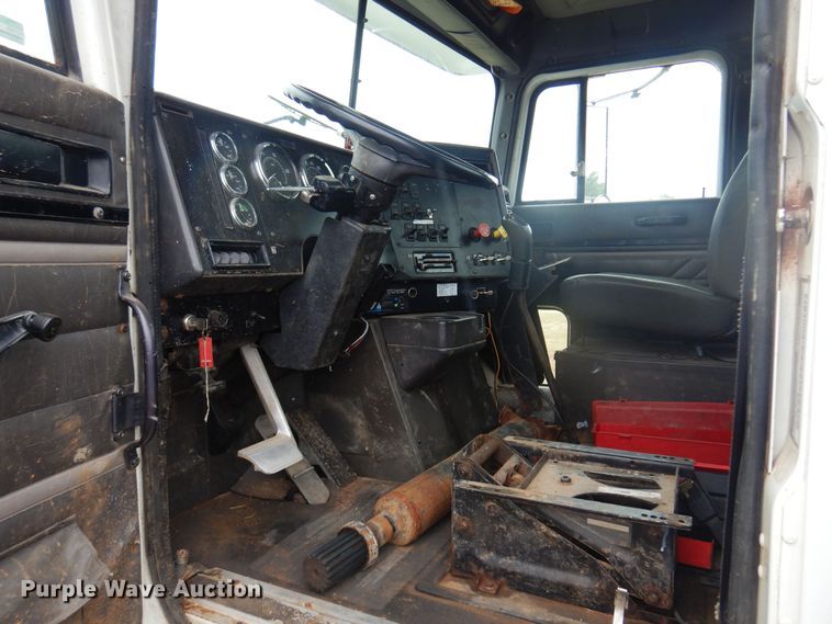 image for item DO3164 1998 International 9100  flatbed truck