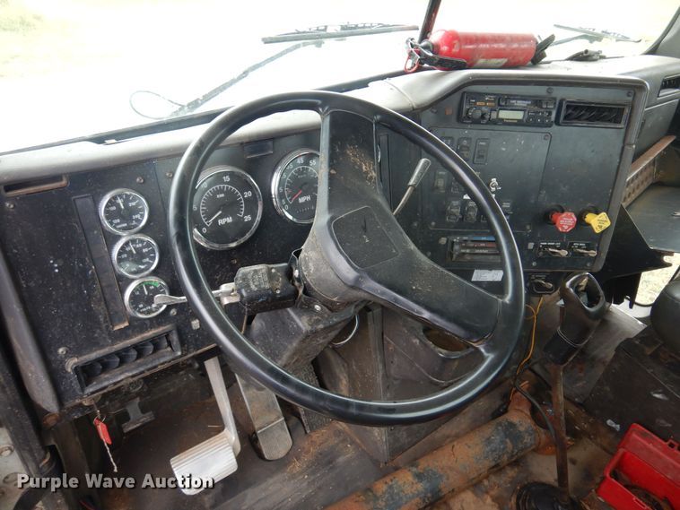 image for item DO3164 1998 International 9100  flatbed truck