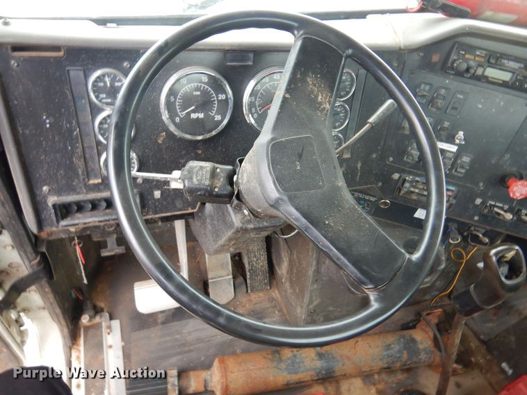 image for item DO3164 1998 International 9100  flatbed truck