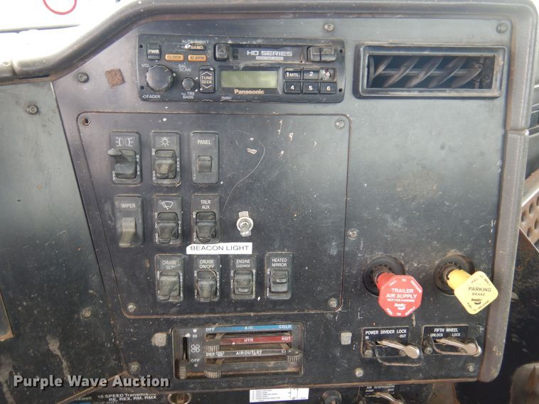 image for item DO3164 1998 International 9100  flatbed truck