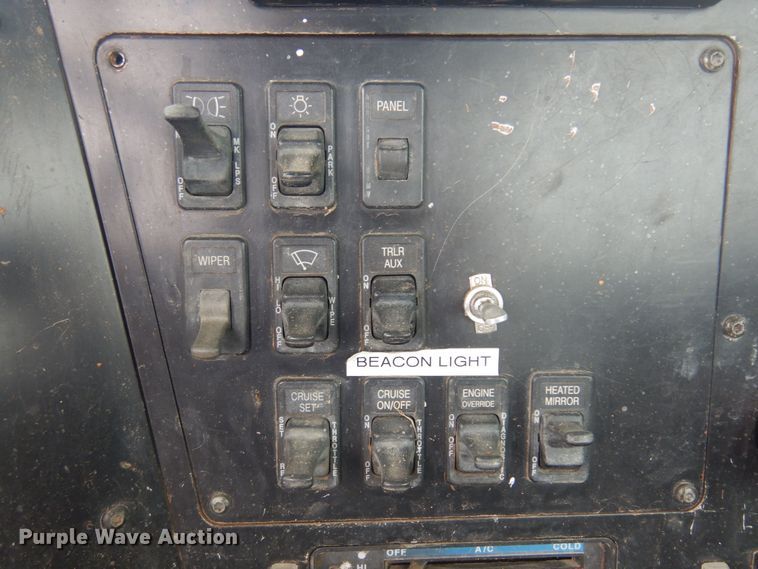 image for item DO3164 1998 International 9100  flatbed truck