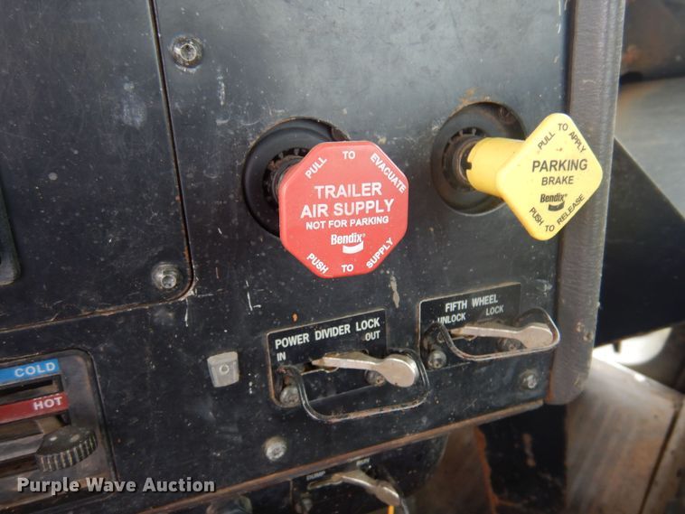 image for item DO3164 1998 International 9100  flatbed truck