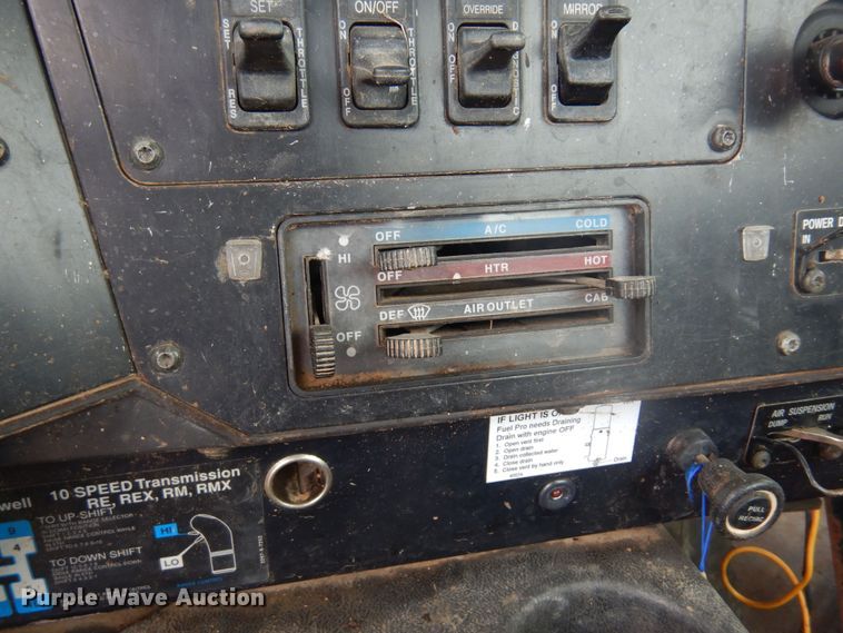 image for item DO3164 1998 International 9100  flatbed truck