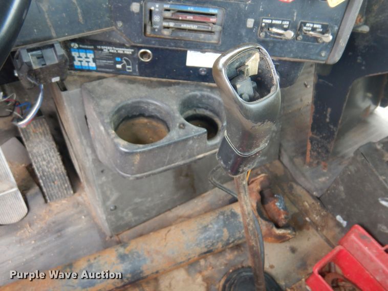 image for item DO3164 1998 International 9100  flatbed truck