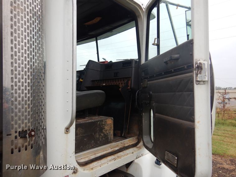 image for item DO3164 1998 International 9100  flatbed truck