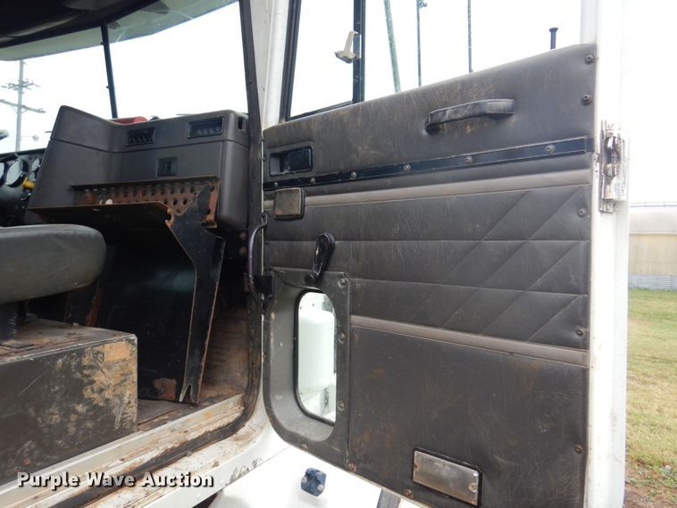 image for item DO3164 1998 International 9100  flatbed truck