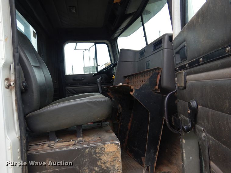 image for item DO3164 1998 International 9100  flatbed truck