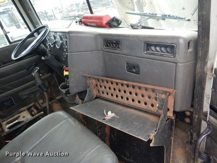 image for item DO3164 1998 International 9100  flatbed truck