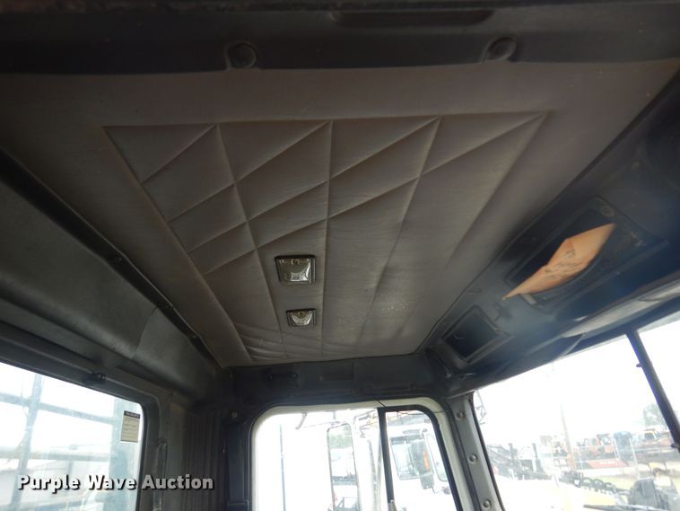 image for item DO3164 1998 International 9100  flatbed truck