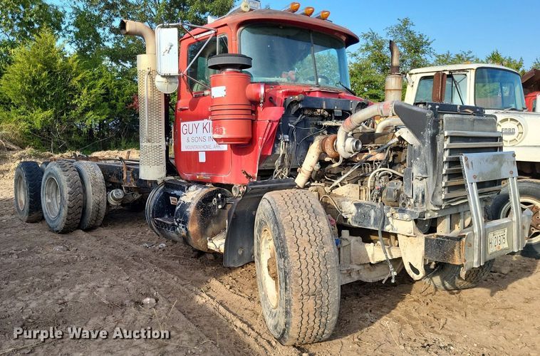 image for item DO4671 1998 Mack RD truck cab and chassis